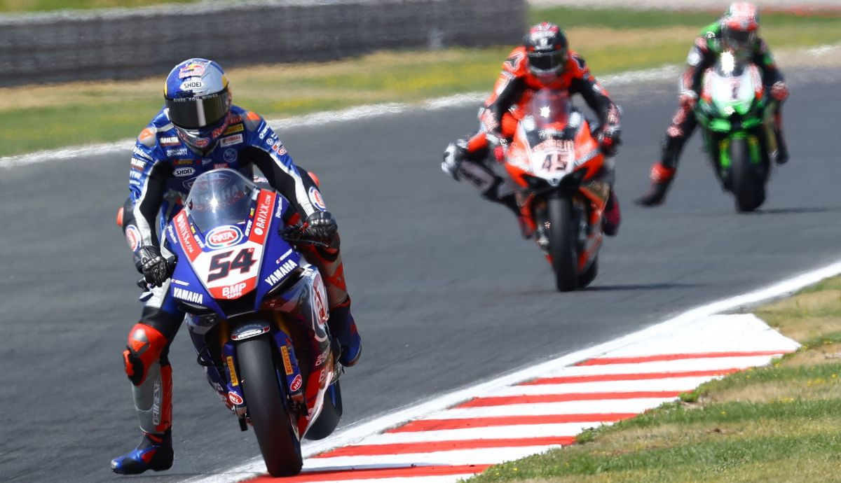 Frenada marca de la casa de Toprak Razgatlioglu con Scott Redding y Jonathan Rea al fondo Frenada marca de la casa de Toprak Razgatlioglu con Scott Redding y Jonathan Rea al fondo