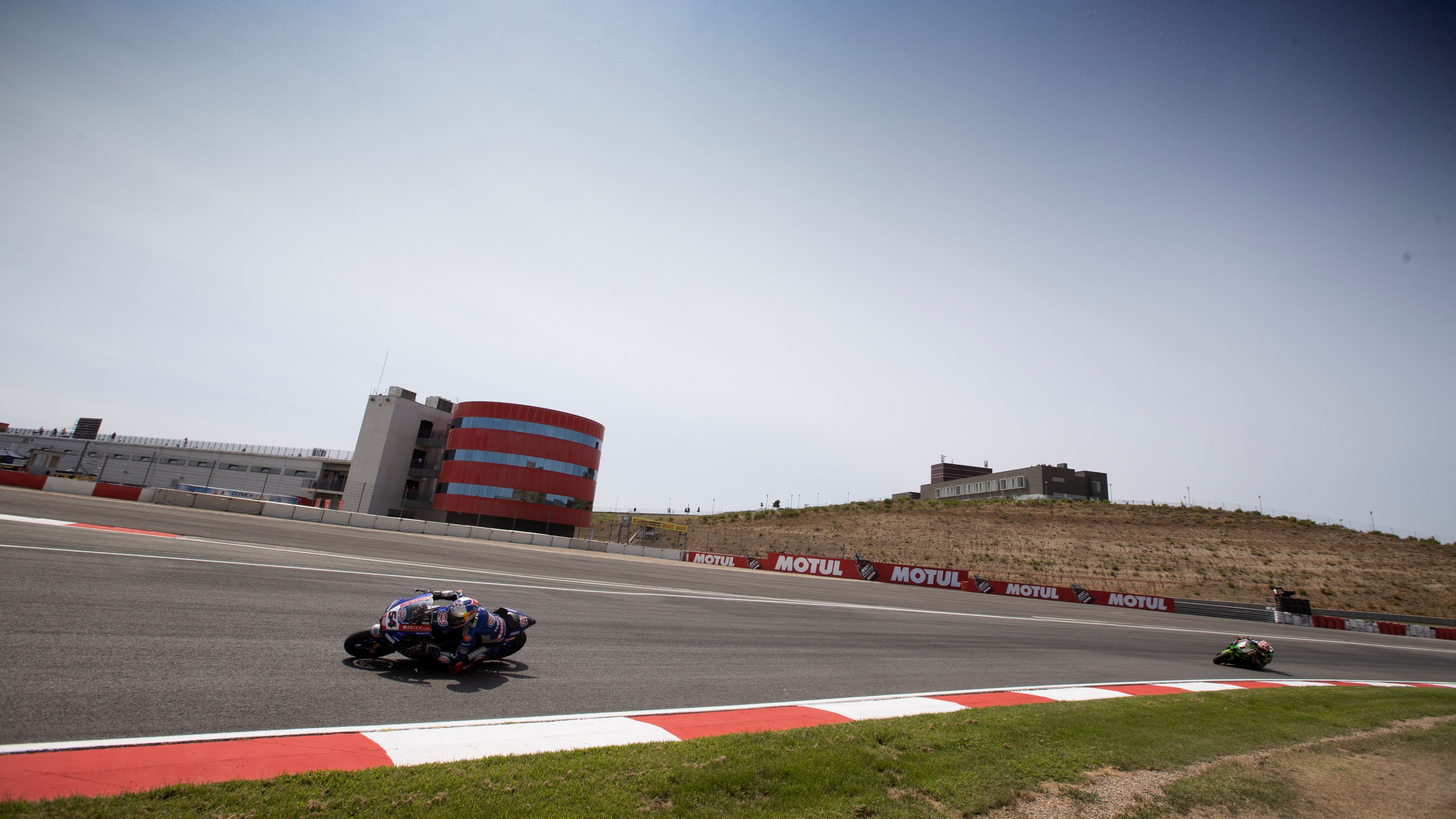 Toprak Razgatlioglu se escapa de Jonathan Rea