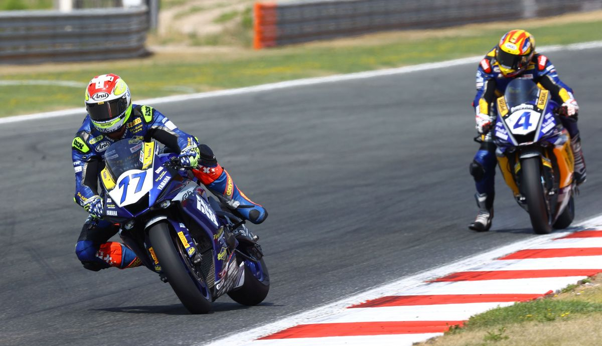 Dominique Aegerter trata de marcharse de Steven Odendaal Dominique Aegerter trata de marcharse de Steven Odendaal