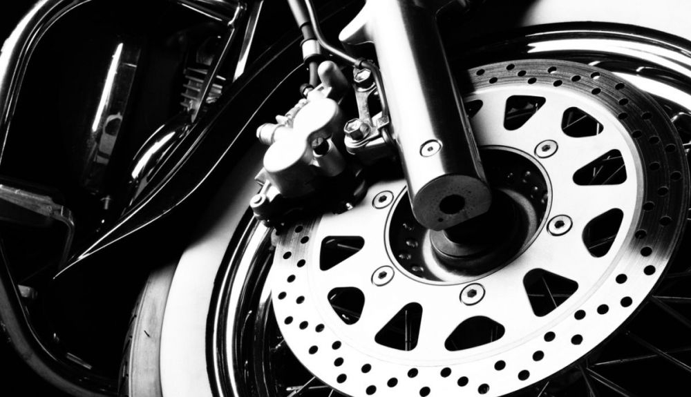 Disco, elemento esencial en los frenos de una moto. Fuente: iStock / Sjo