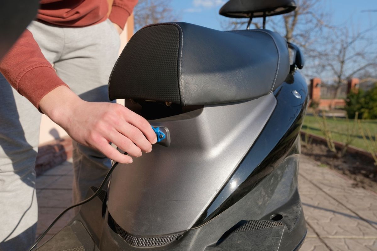 Recargando una de las tantas motos eléctricas que ya se ven por las calles. Fuente: iStock / suravik