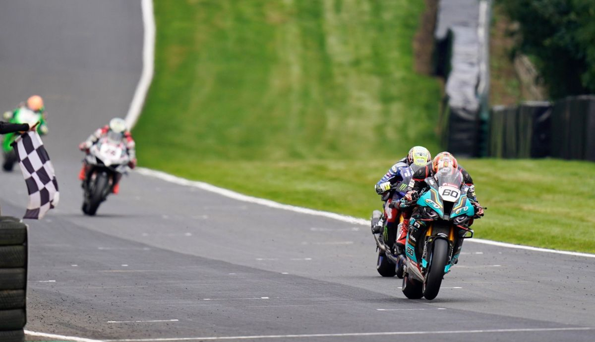 Peter Hickman cruza la meta justo por delante de Jason O'Halloran