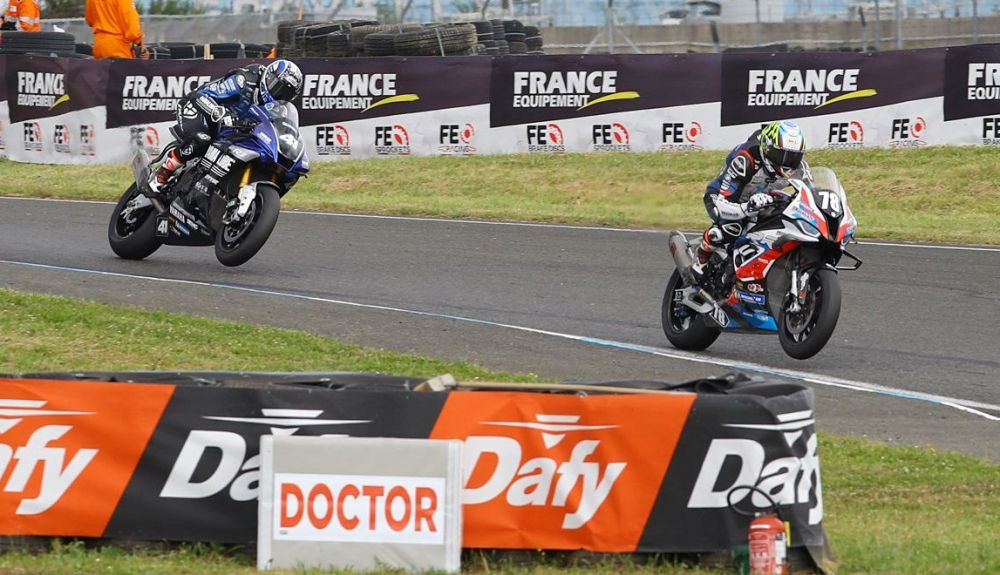 Kenny Foray lidera perseguido por Mathieu Gines