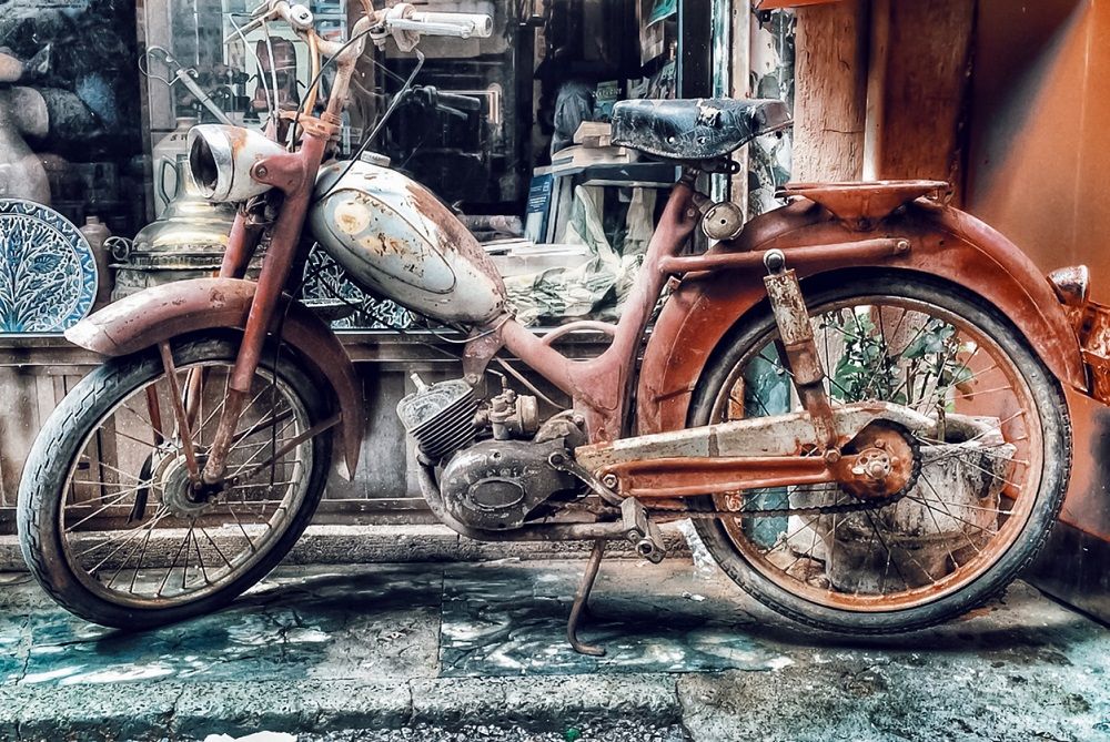 Moto antigua que se debe dar de baja. Fuente: iStock/kalender