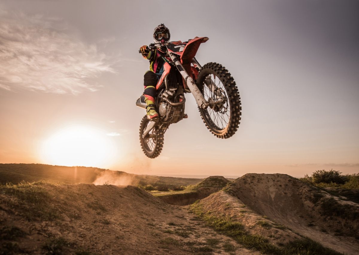 Piloto de motocross en plena carrera. Fuente: iStock / skynesher