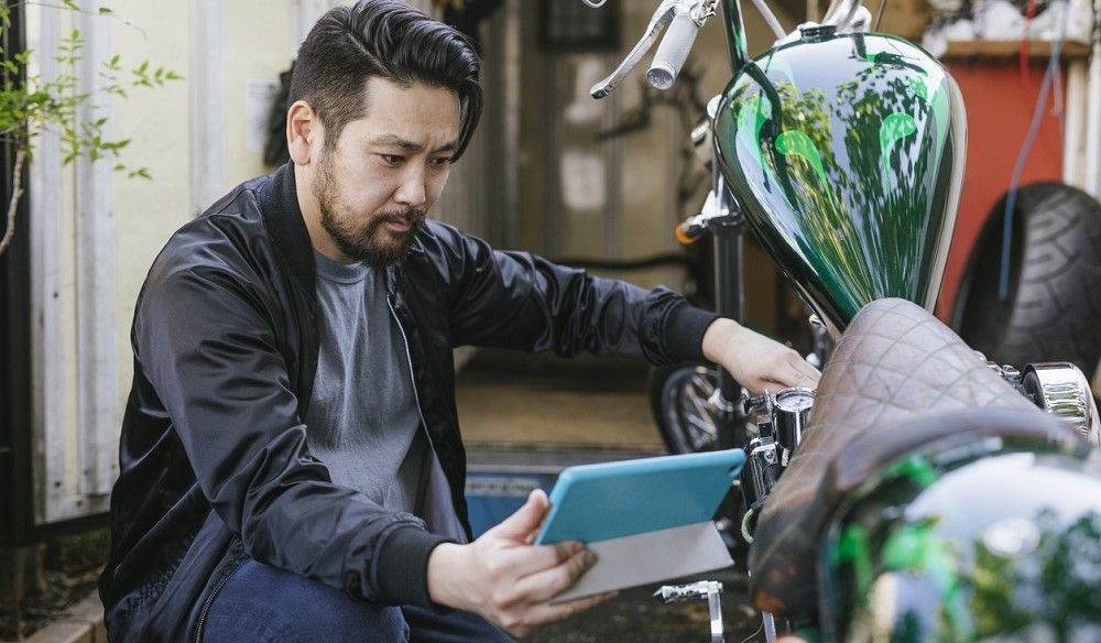 Motorista viendo YouTube. Fuente: iStock/visualspace