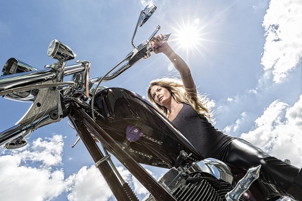 Conductora de una moto custom (chopper). Fuente: iStock/TerryJ