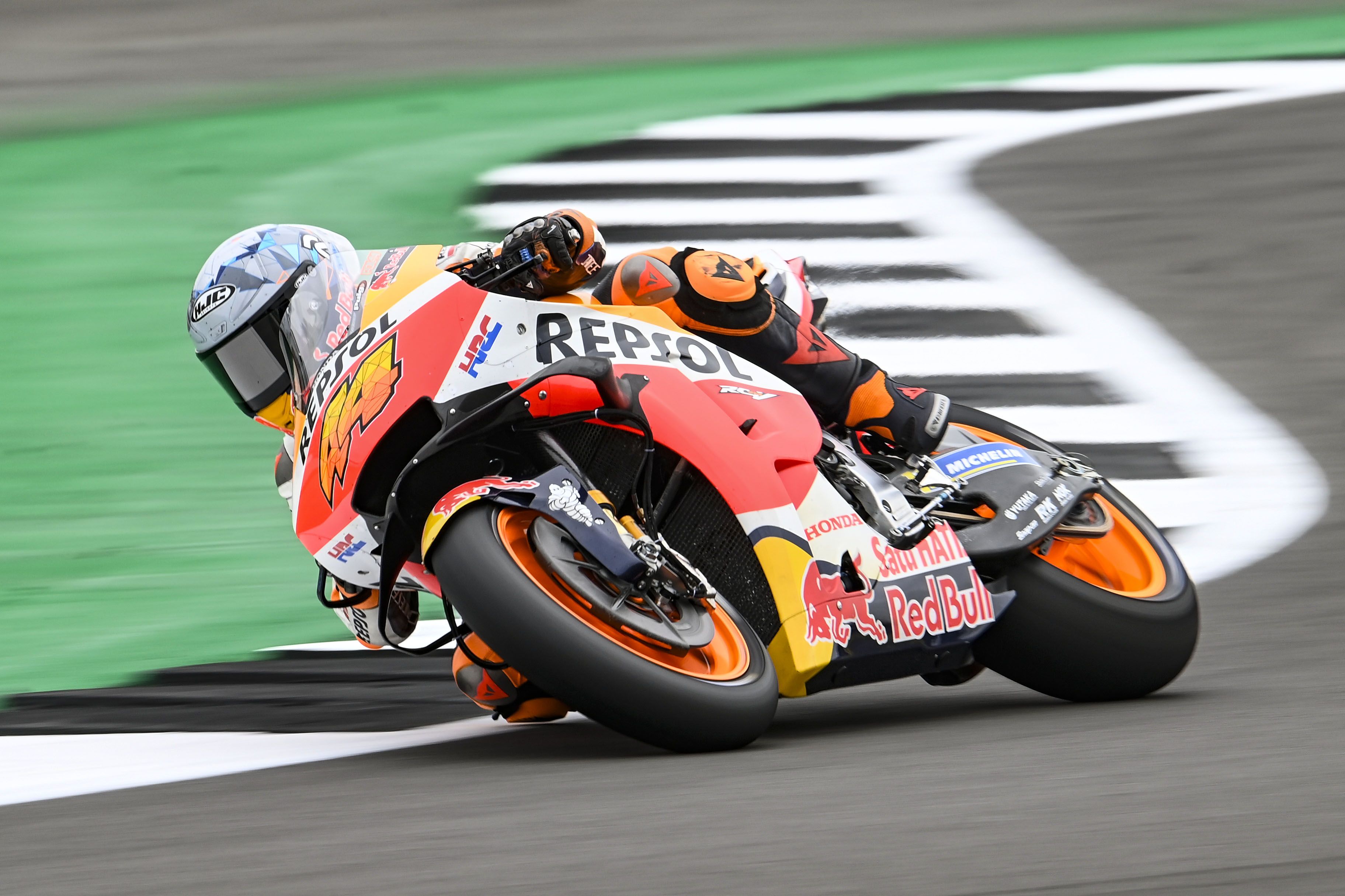 Pol Espargaró clava el viernes en Silverstone pero, “toca estar con los pies en el suelo”