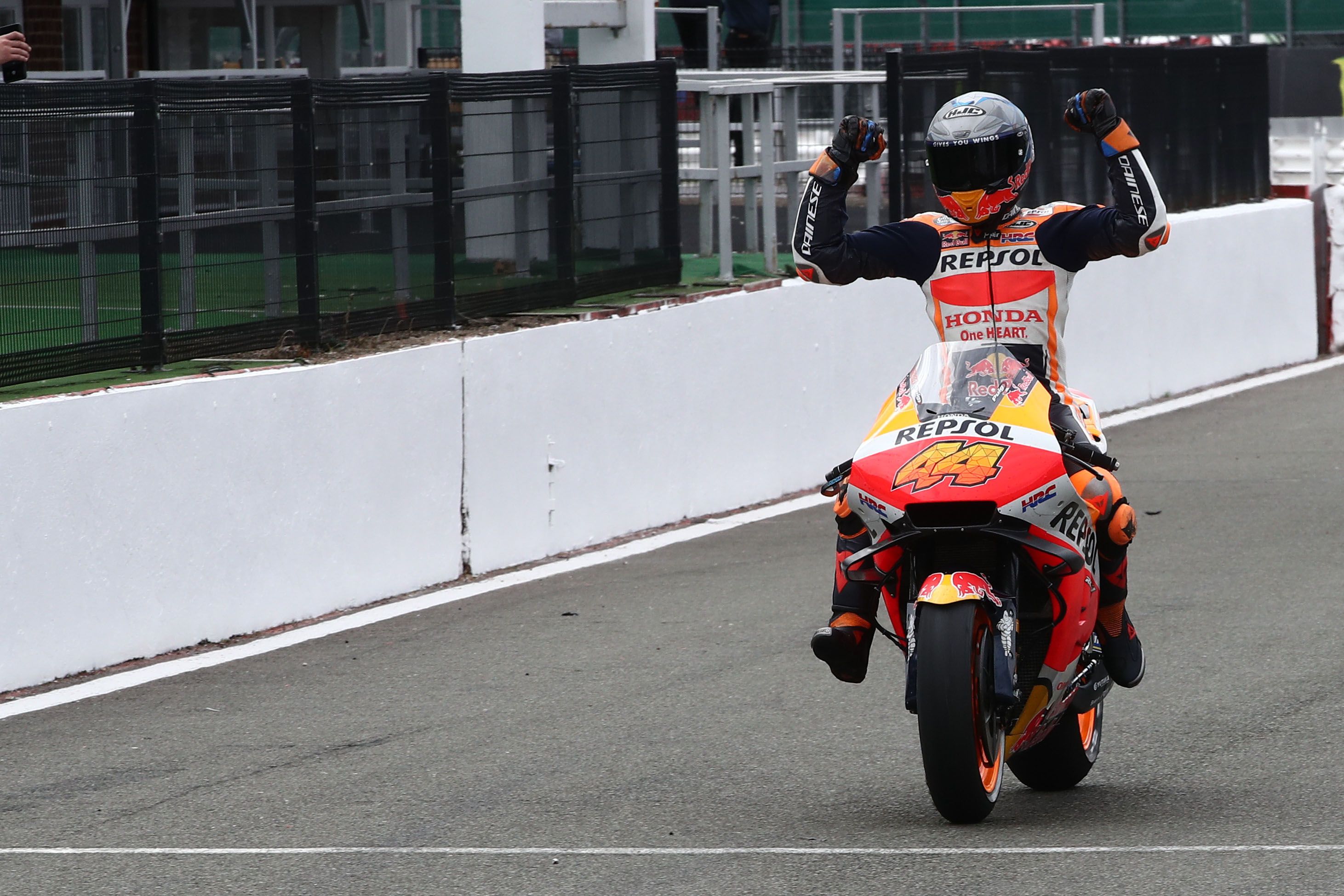 Pol Espargaró doma la Honda y logra su primera pole en Silverstone