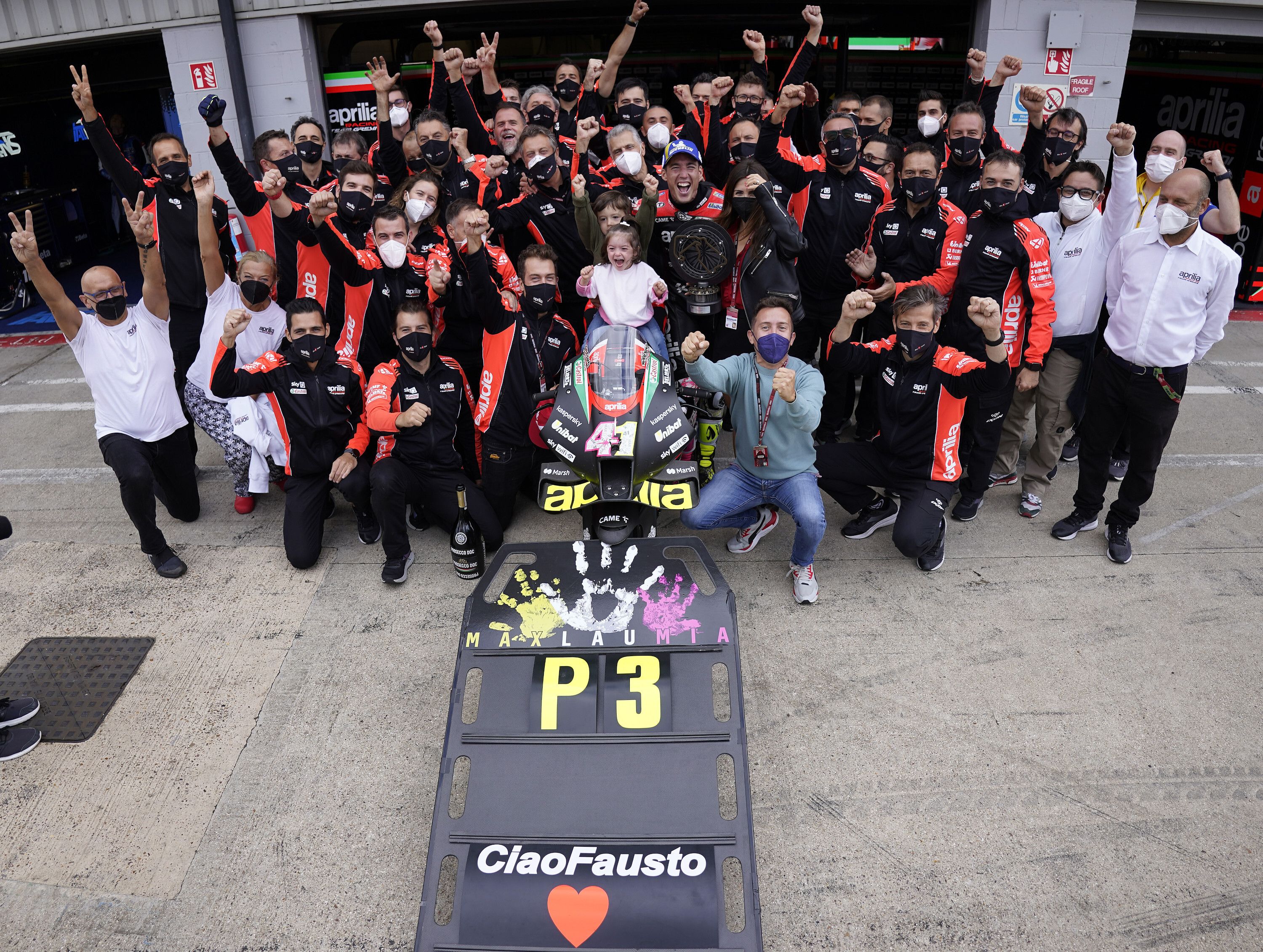 Aleix Espargaró celebrando su podio con Aprilia en Silverstone. Fuente: Gold & Goose