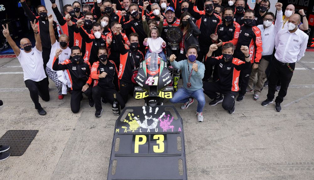 Aleix Espargaró celebrando su podio con Aprilia en Silverstone. Fuente: Gold & Goose