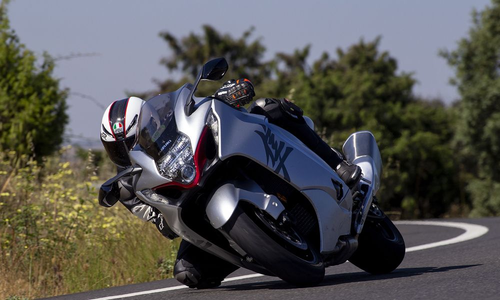 Suzuki Hayabusa: Sus líneas son más agresivas pero en cuanto la ves sabes que es una Hayabusa y su coeficiente aerodinámico es uno de los tres más bajos.