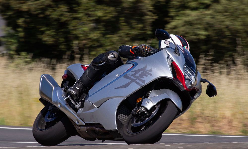 Suzuki Hayabusa: En el momento que estiras cuarta o quinta la aguja del velocímetro sobrepasa la barrera de los 200 km/h con una facilidad pasmosa,