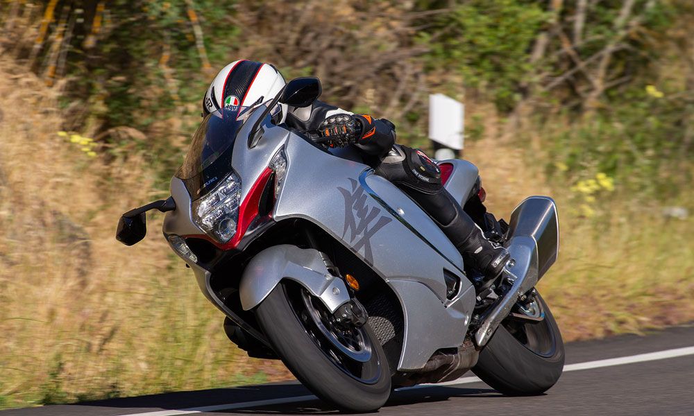 Suzuki Hayabusa: Exteriormente mantiene la línea aerodinámica y redondeada que se quedó en las retinas de los amantes de las deportivas hace dos décadas