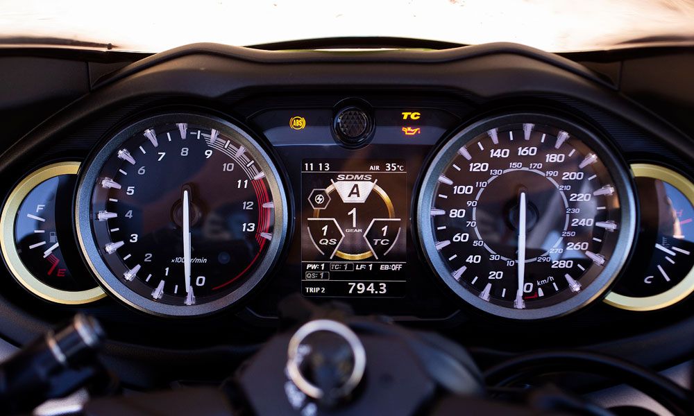 Suzuki Hayabusa: Los relojes analógicos distinguen a la Hayabusa y mantienen la configuración desde sus inicios.