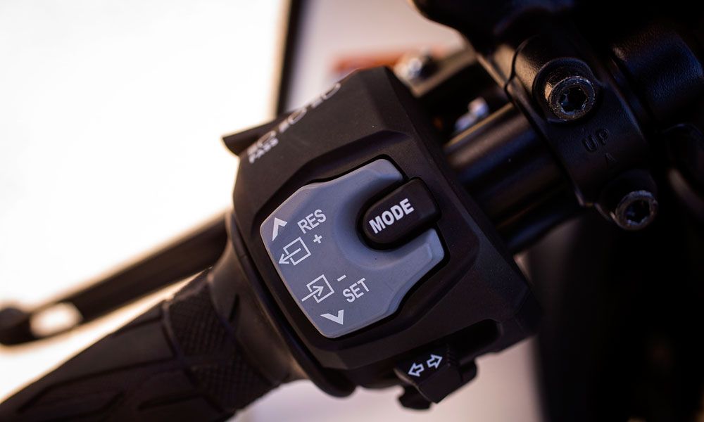 Suzuki Hayabusa: El pulsador de la piña izquierda sirve para manejar la información del cuadro y configurar las opciones de su electrónica.