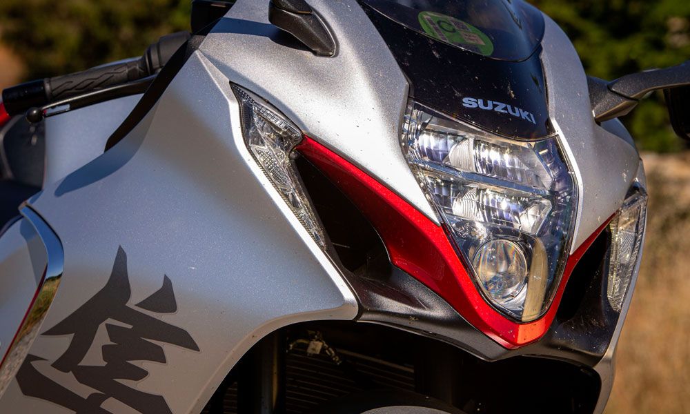 Suzuki Hayabusa: El frontal es más estilizado y dispone de faros led que encajan entre las tomas del Ram Air.