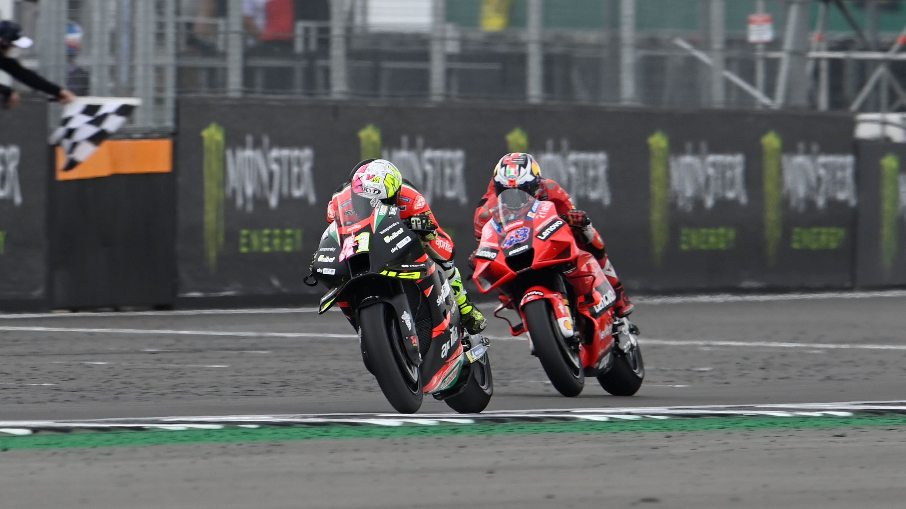 Aleix Espargaró cruza la meta ante Jack Miller para llevar a Aprilia al podio de MotoGP. Fuente: Gold & Goose