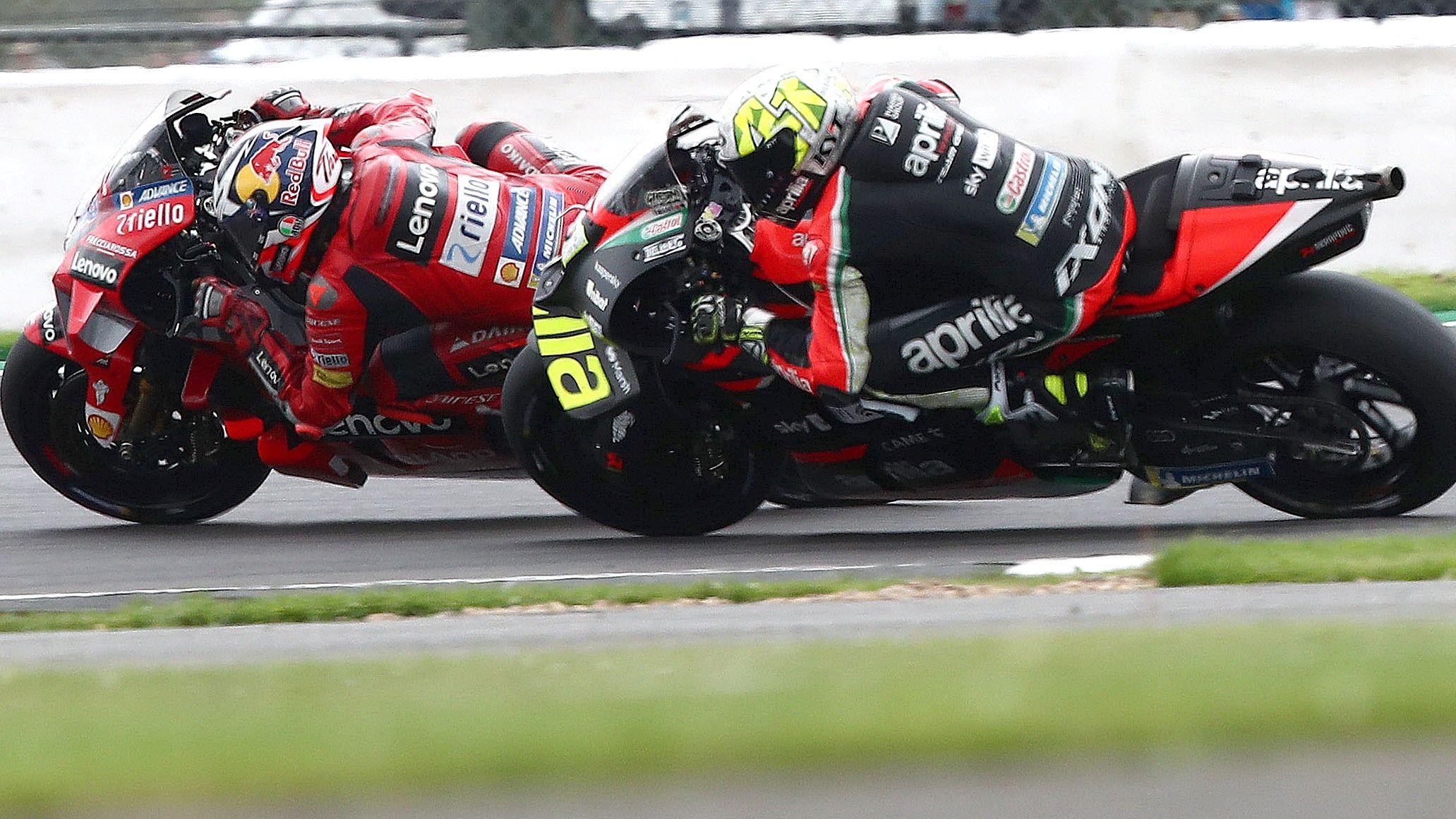 Aleix Espargaró se lanza al interior de Jack Miller para lograr el podio