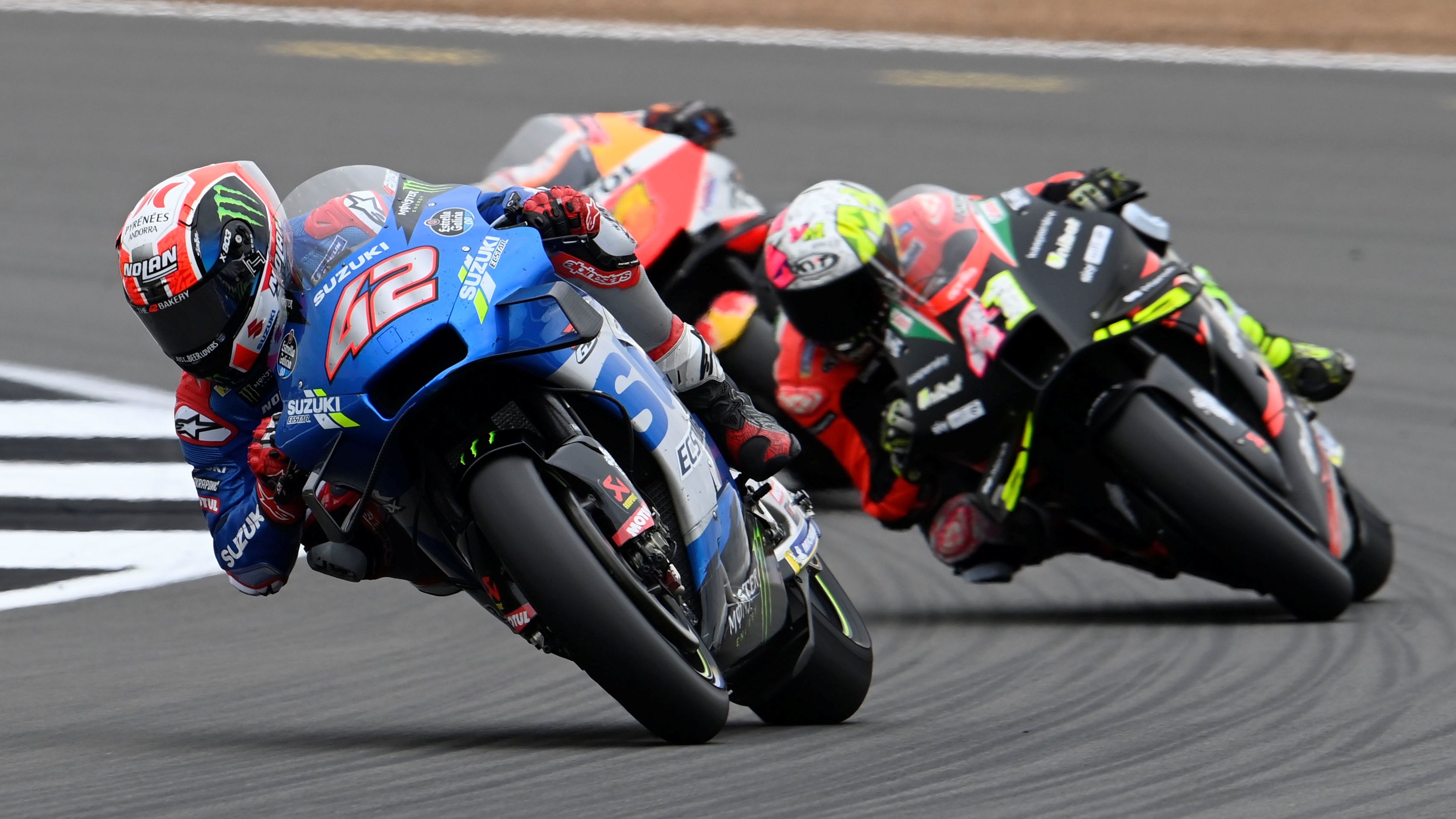 Álex Rins perseguido por Aleix Espargaró y Pol Espargaró