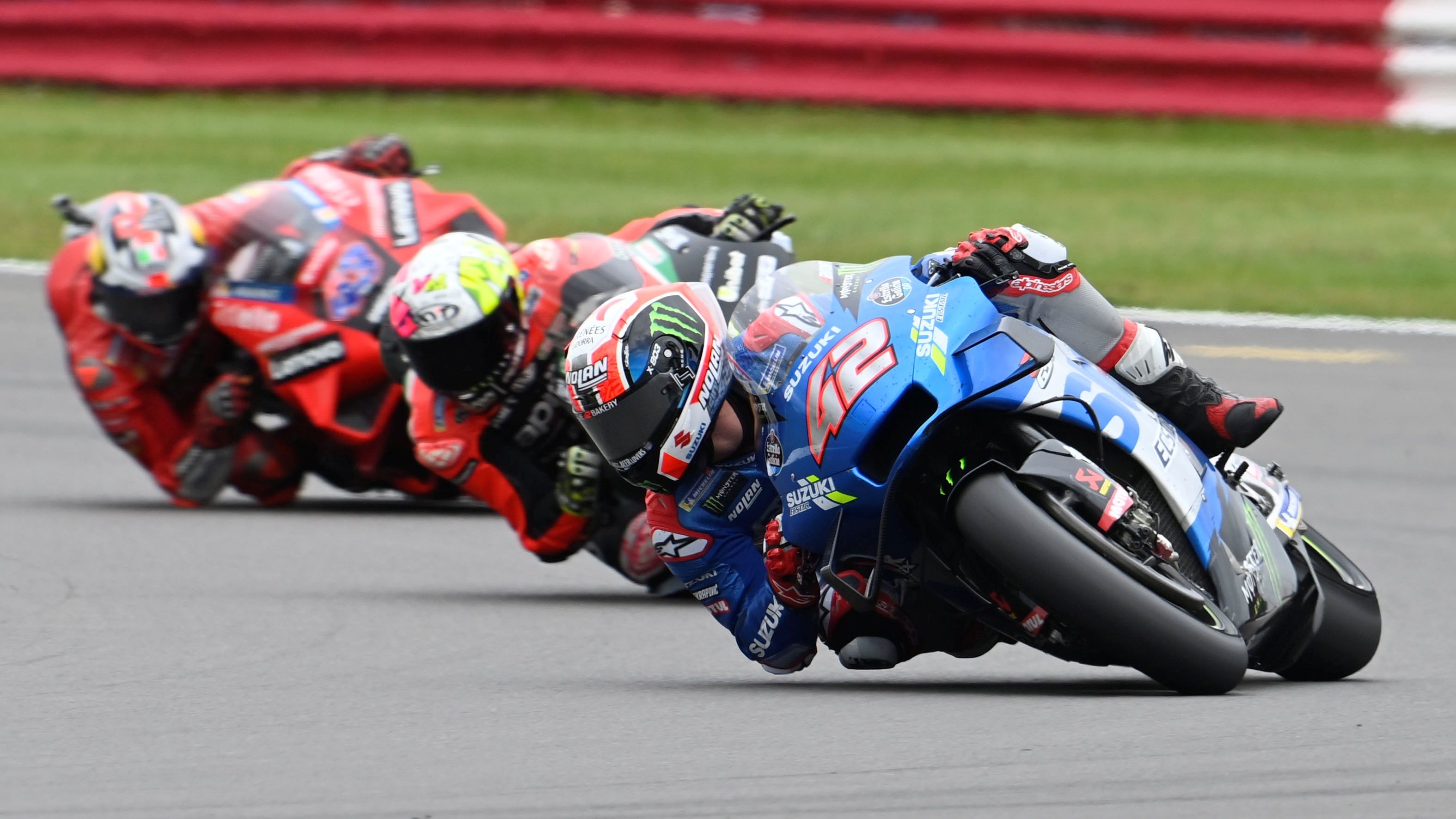 Álex Rins seguido por Aleix Espargaró y Jack Miller