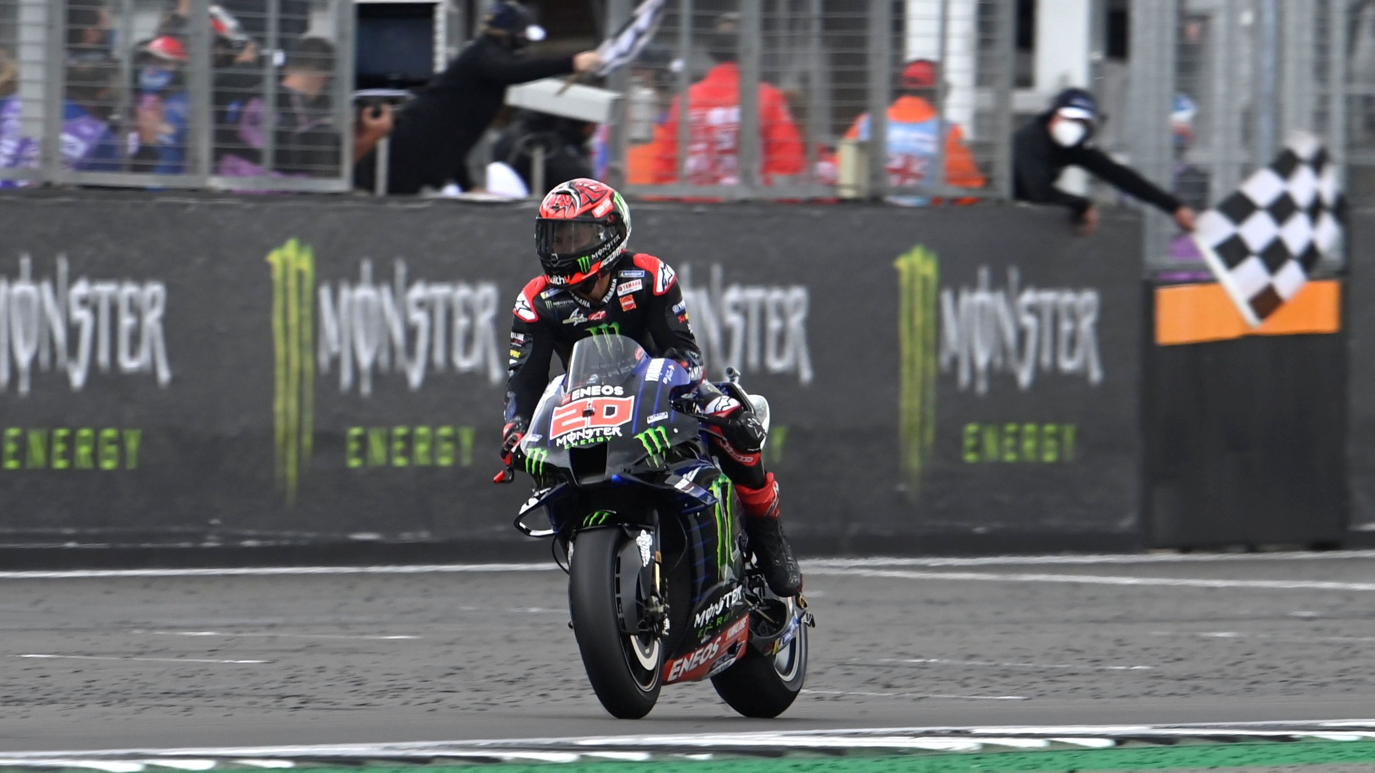Fabio Quartararo cruza la meta de Silverstone como ganador