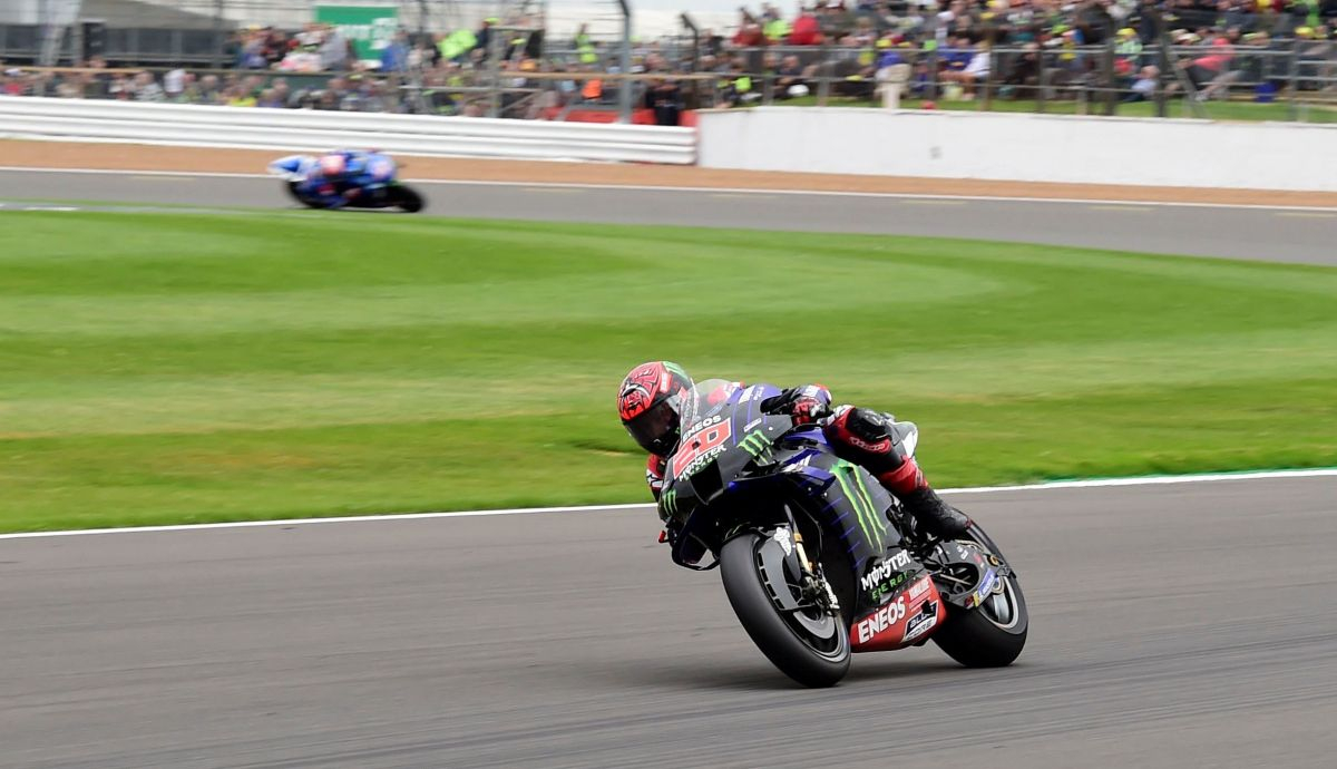 Fabio Quartararo mantiene a Álex Rins en la distancia en Silverstone Fabio Quartararo mantiene a Álex Rins en la distancia en Silverstone