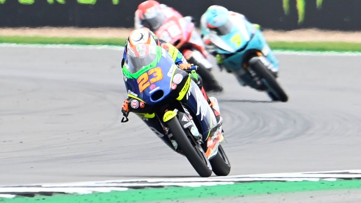 Niccolò Antonelli contiene a Dennis Foggia e Izan Guevara para ser segundo