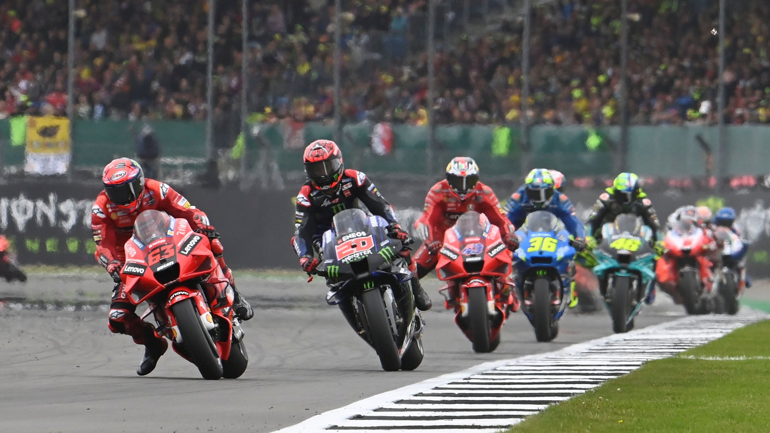 Pecco Bagnaia delante de Fabio Quartararo, Jack Miller y Joan Mir