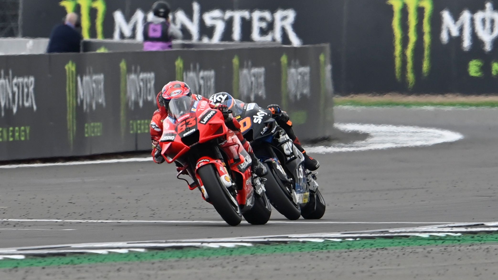 Pecco Bagnaia trata de defenderse de Luca Marini