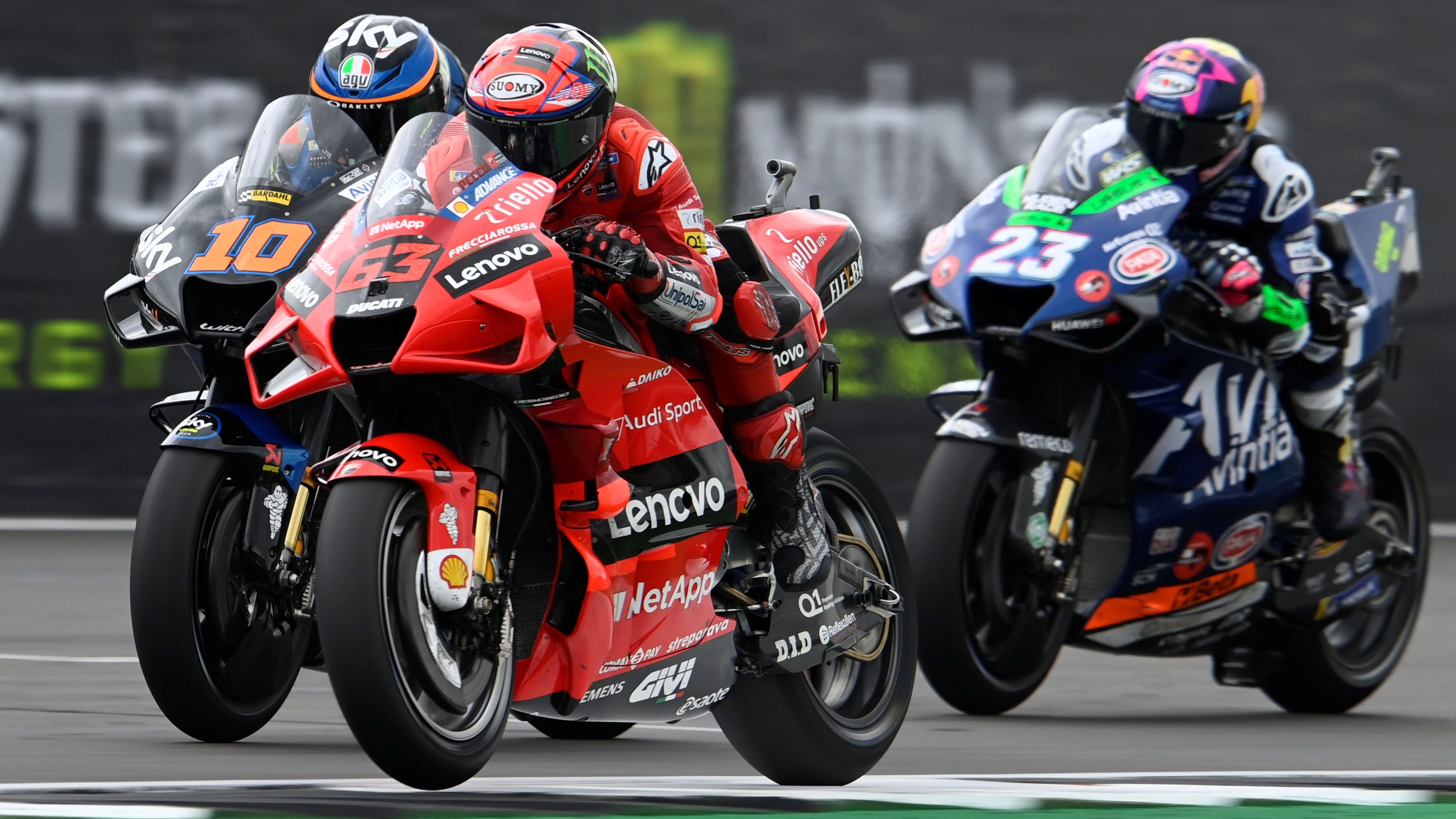 Pecco Bagnaia y Luca Marini emparejados delante de Enea Bastianini