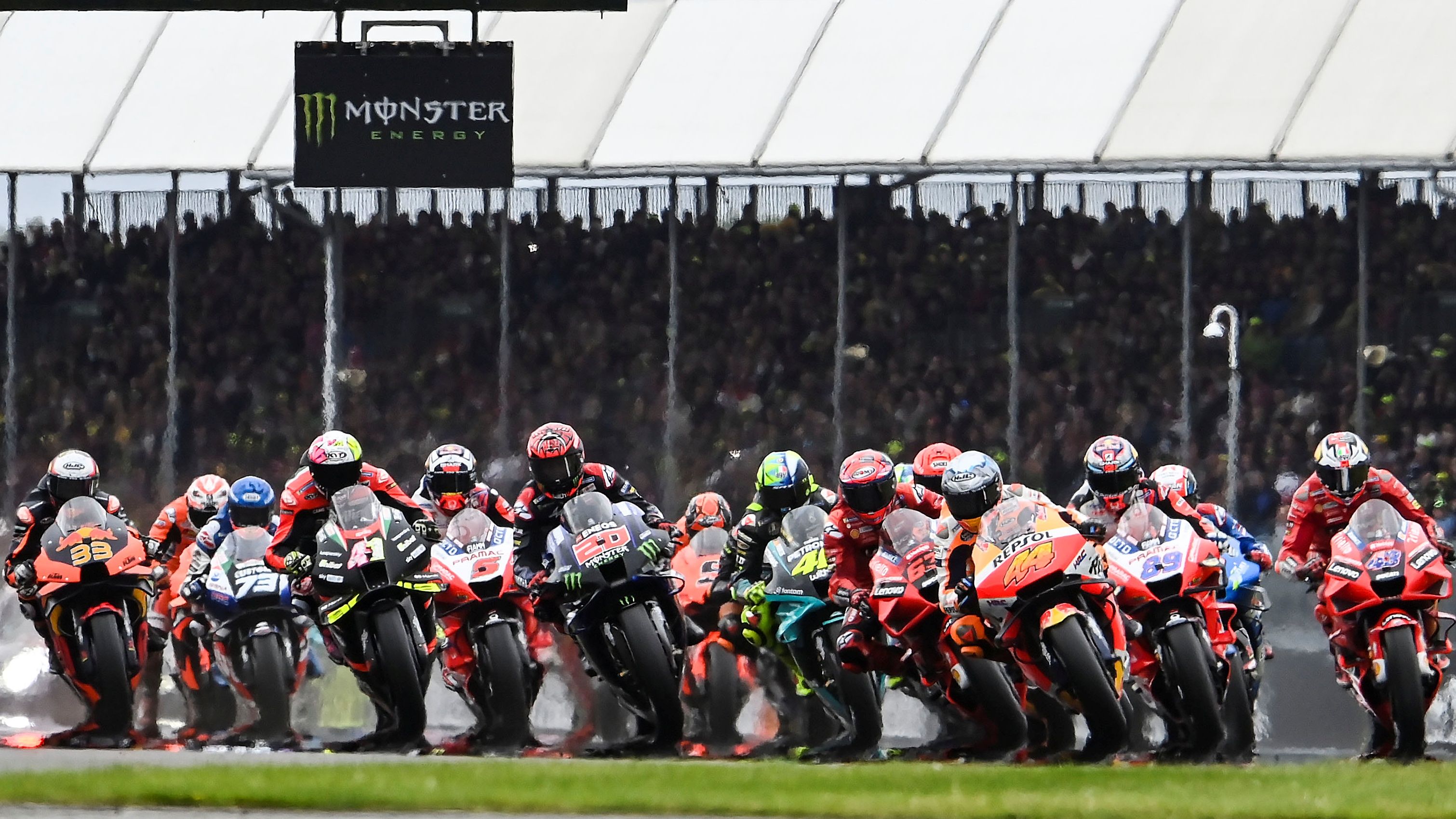 Pol Espargaró se pone en cabeza en la primera curva