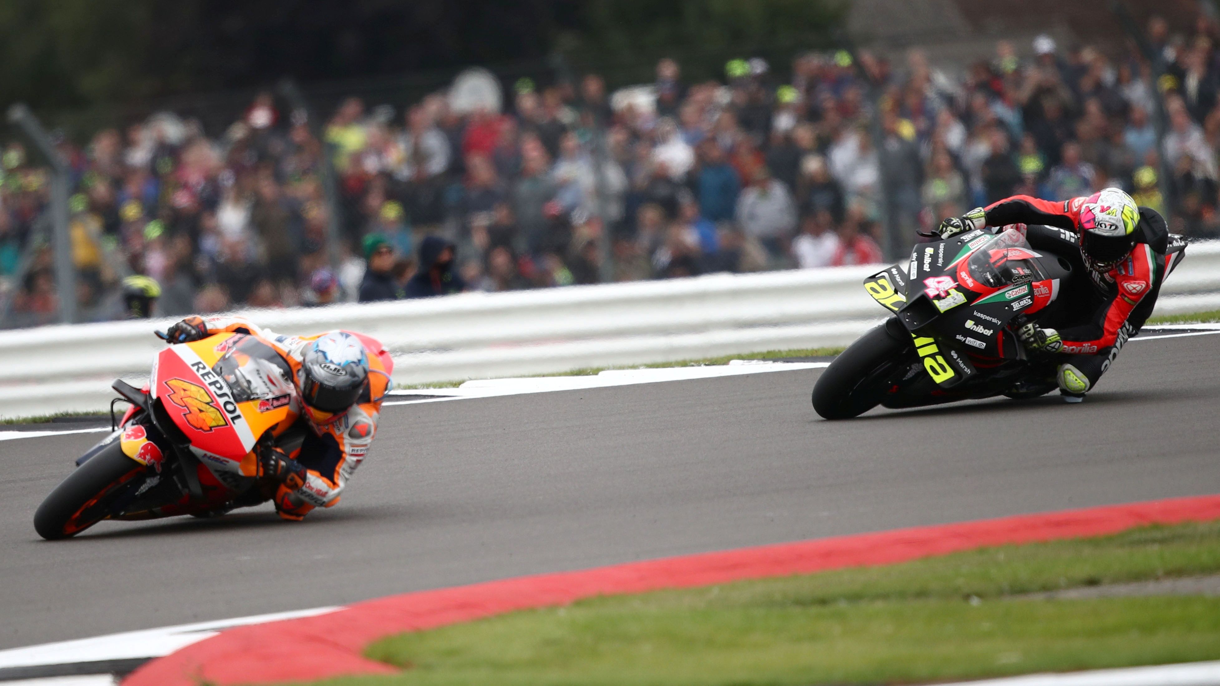 Pol Espargaró y Aleix Espargaró comandan la carrera