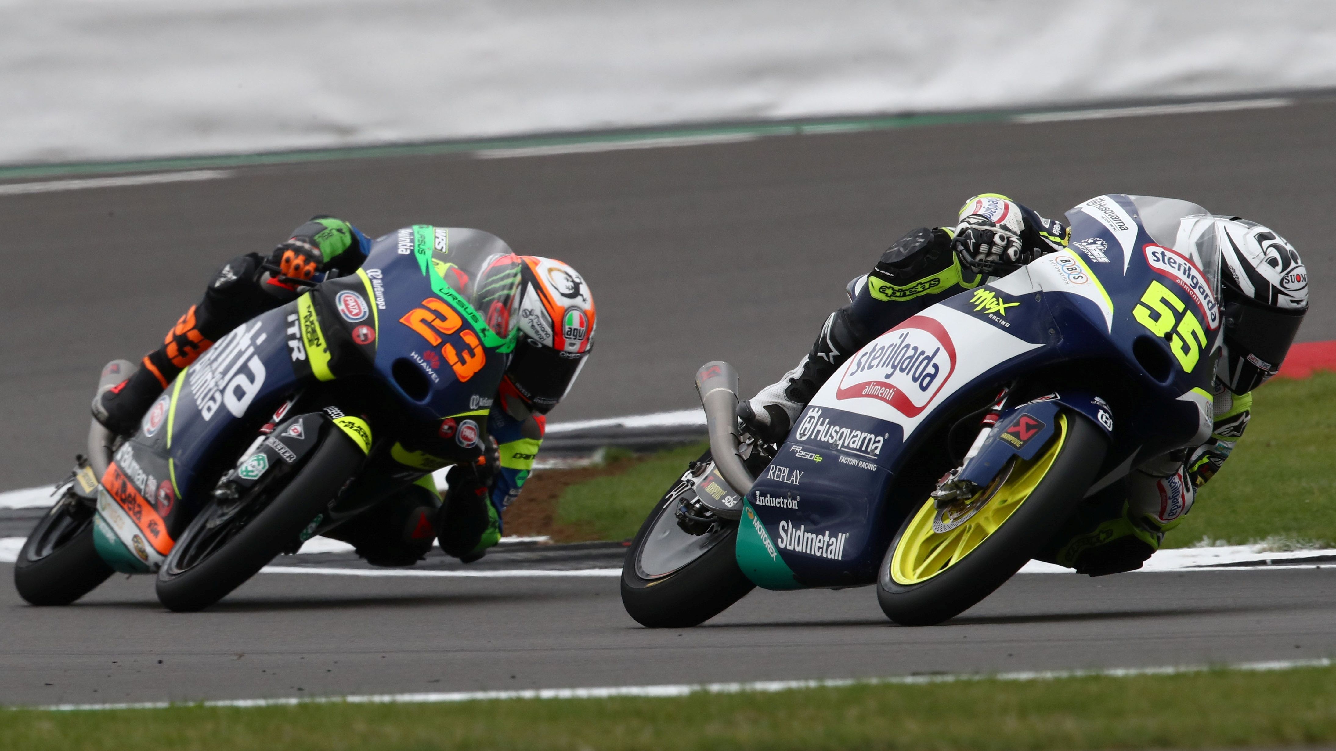 Romano Fenati y Niccolò Antonelli pasaron toda la carrera juntos