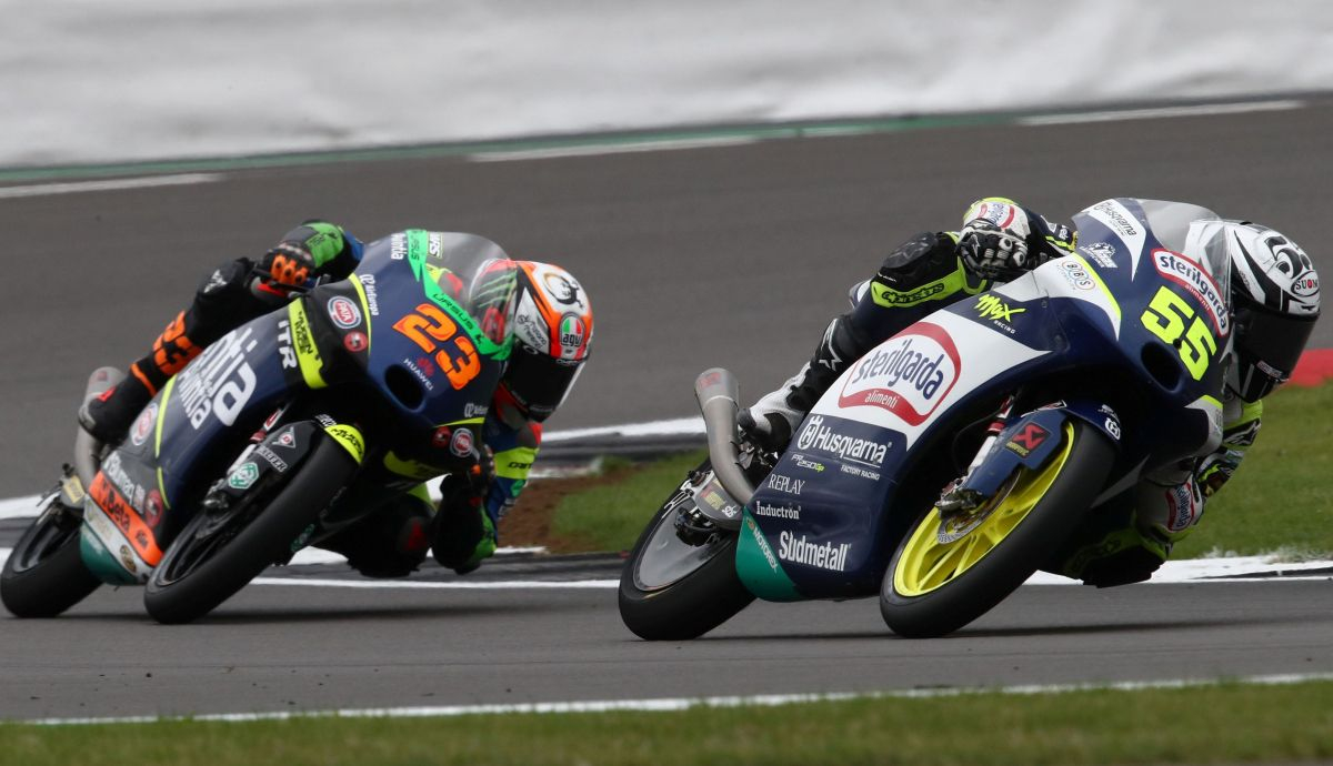Romano Fenati y Niccolò Antonelli pasaron toda la carrera juntos Romano Fenati y Niccolò Antonelli pasaron toda la carrera juntos