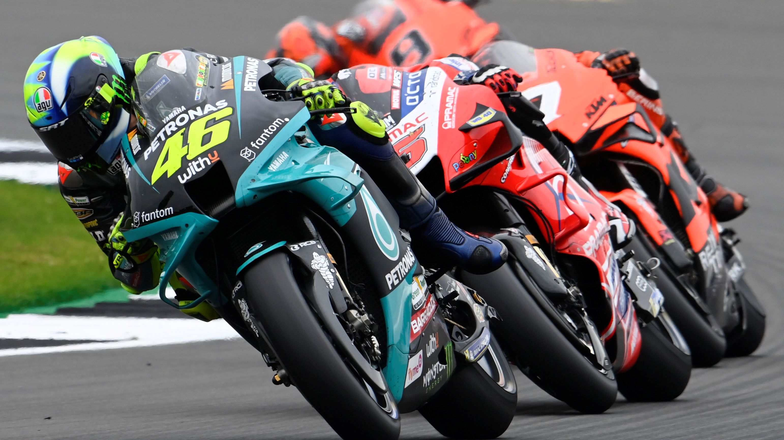 Valentino Rossi seguido por Johann Zarco, Iker Lecuona y Danilo Petrucci