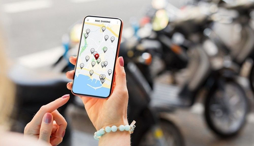 Ubicación de una moto en el teléfono. Fuente: iStock/grinvalds Ubicación de una moto en el teléfono. Fuente: iStock/grinvalds