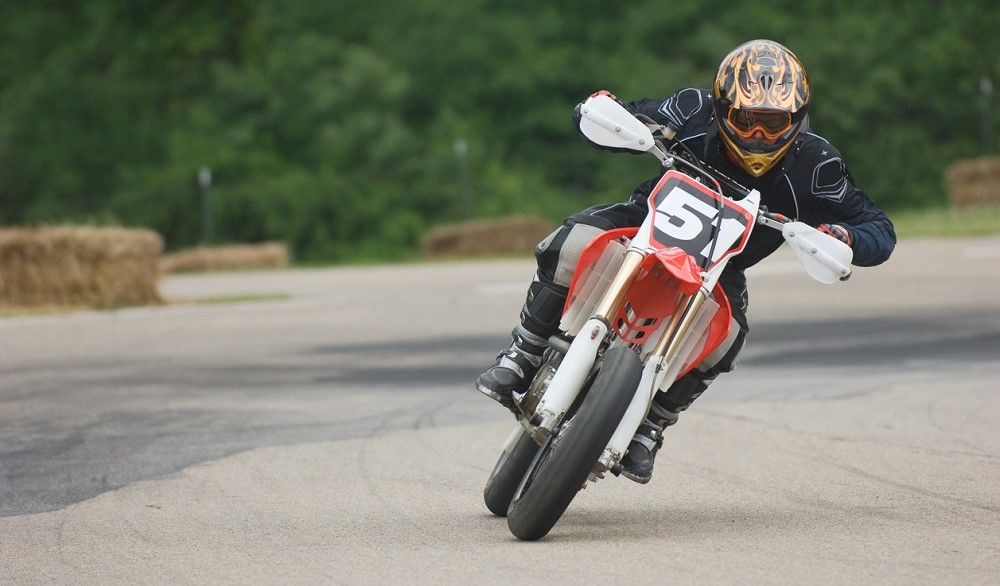 Piloto practicando supermotard. Fuente: iStock/HStarr