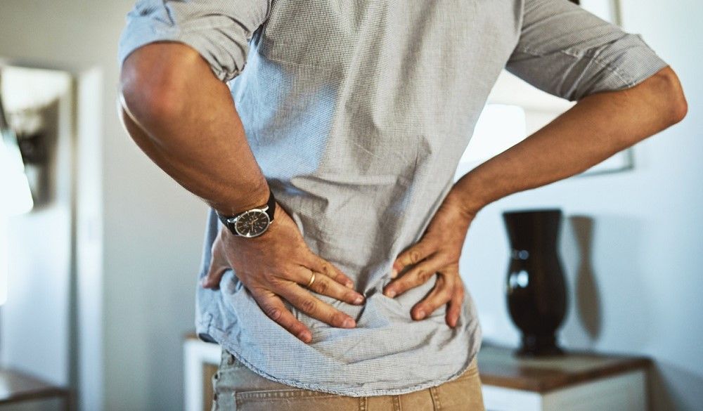 La lumbalgia es una de las lesiones habituales al montar en moto. Fuente: iStock/PeopleImages