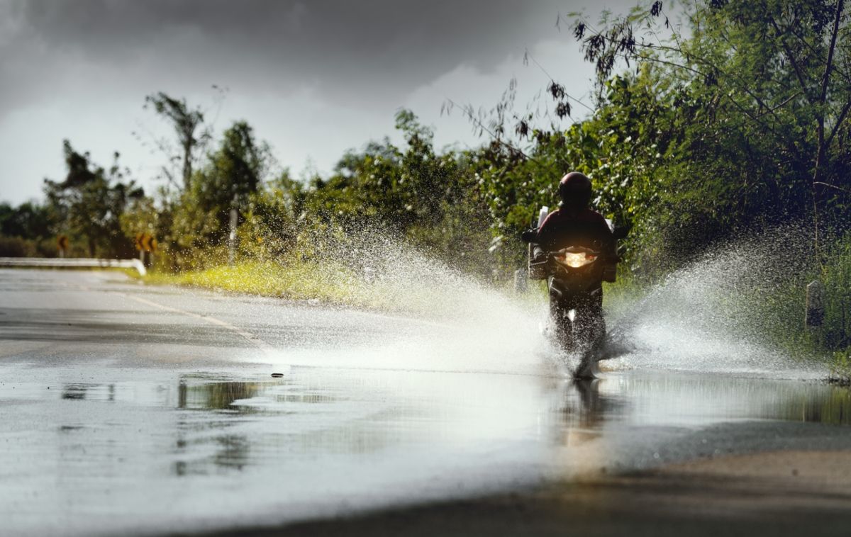 Conductor en moto en un día de lluvia. Fuente: iStock / chokchaipoomichaiya