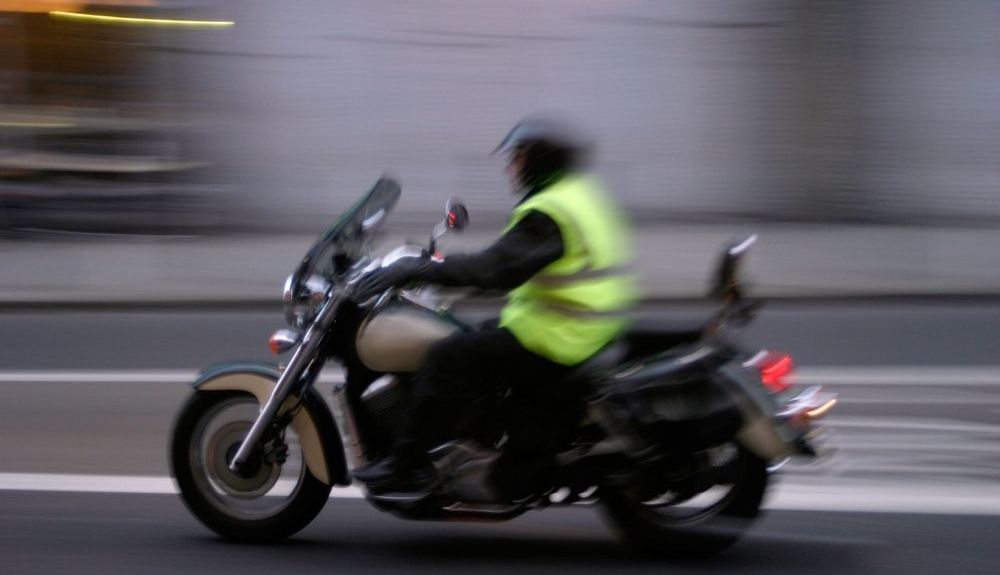 Conductor de moto con chaleco reflectante, ideal si hay lluvia. Fuente: iStock / jondpatton Conductor de moto con chaleco reflectante, ideal si hay lluvia. Fuente: iStock / jondpatton