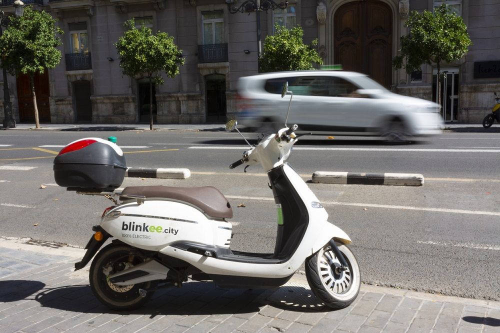 Scooter eléctrico para la ciudad. Fuente: iStock/VSargues