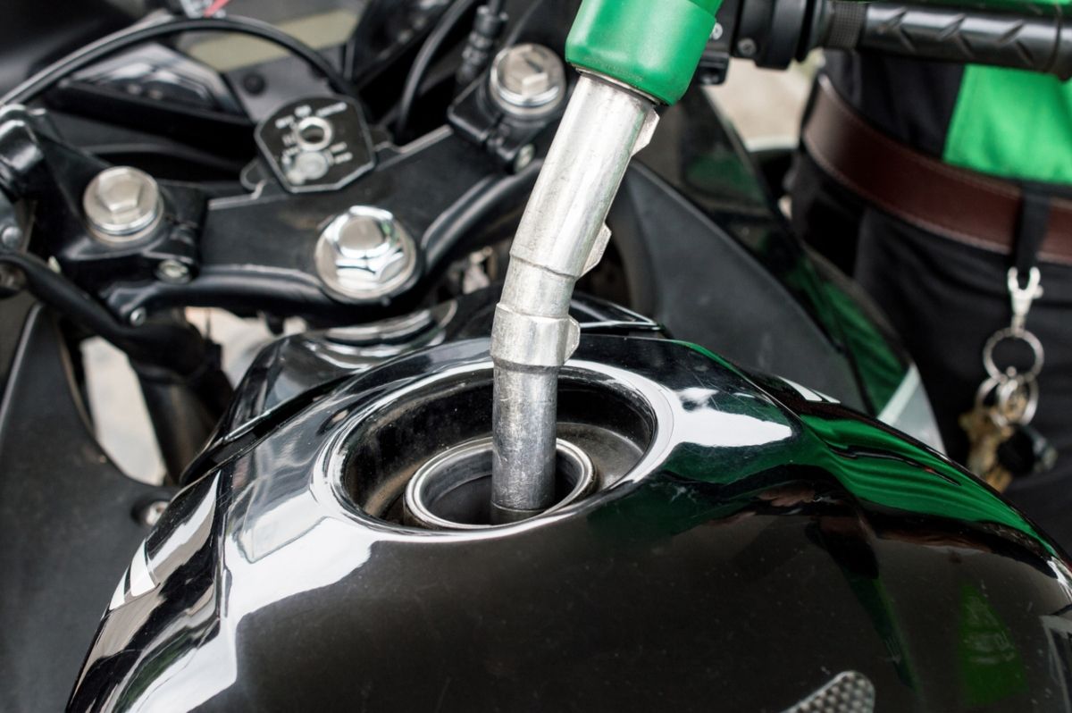 Consejos para ahorrar gasolina cuando se va en moto