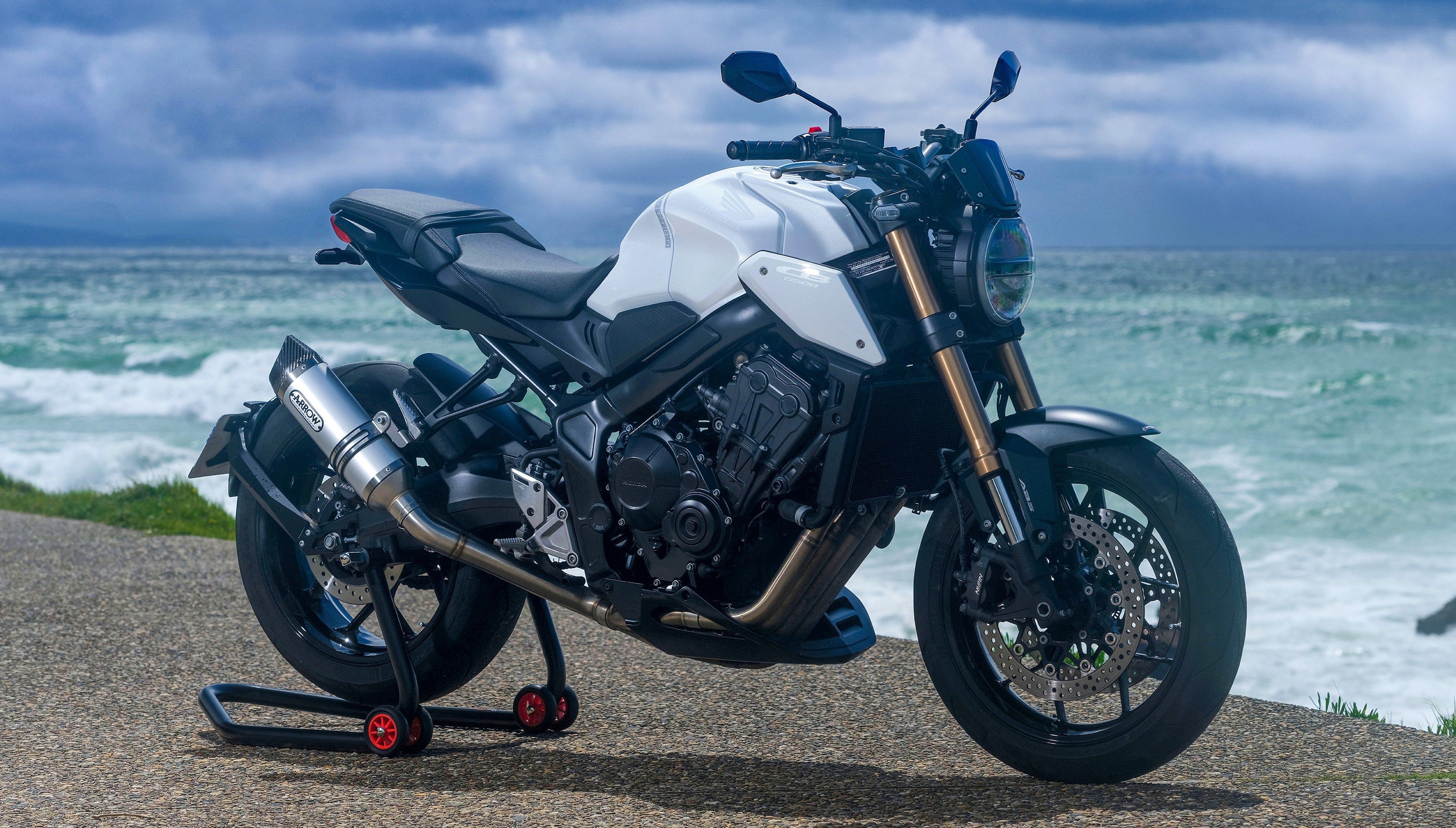 CB650R WHITE EDITION by 3C Motos Francia