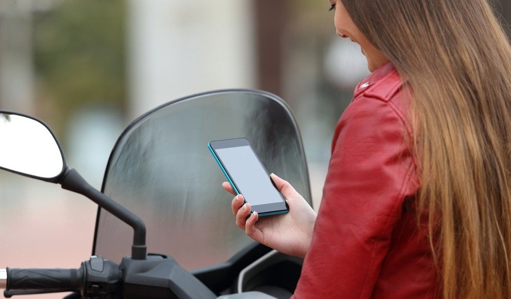 Los documentos de la moto se pueden guardar en la app de la DGT. Fuente: iStock/Crédito:AntonioGuillem