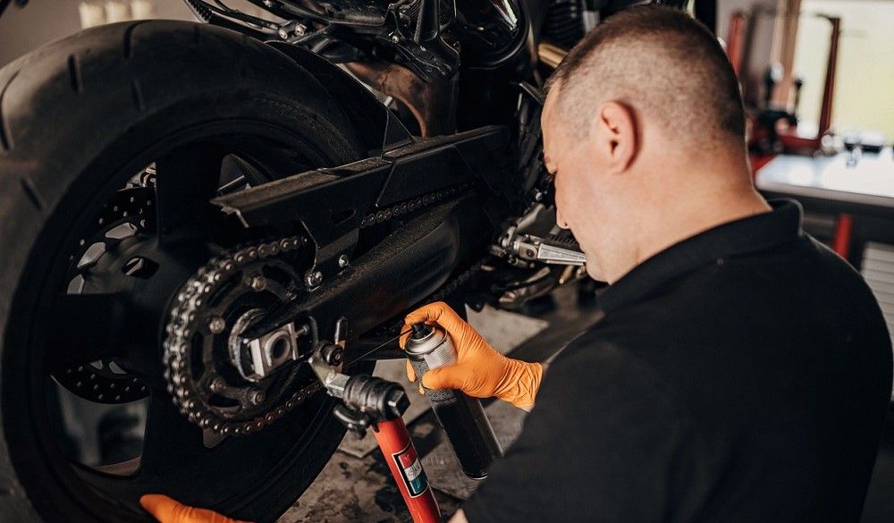 Errores al limpiar la cadena de la moto