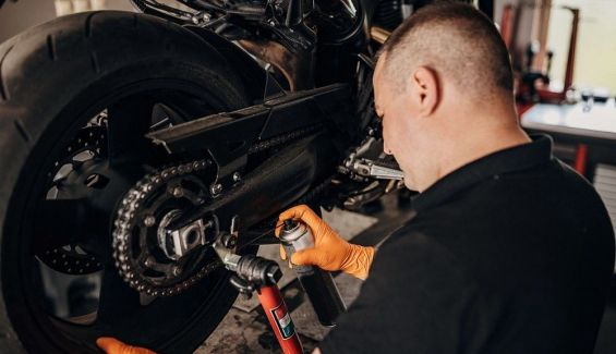 Errores al limpiar la cadena de la moto