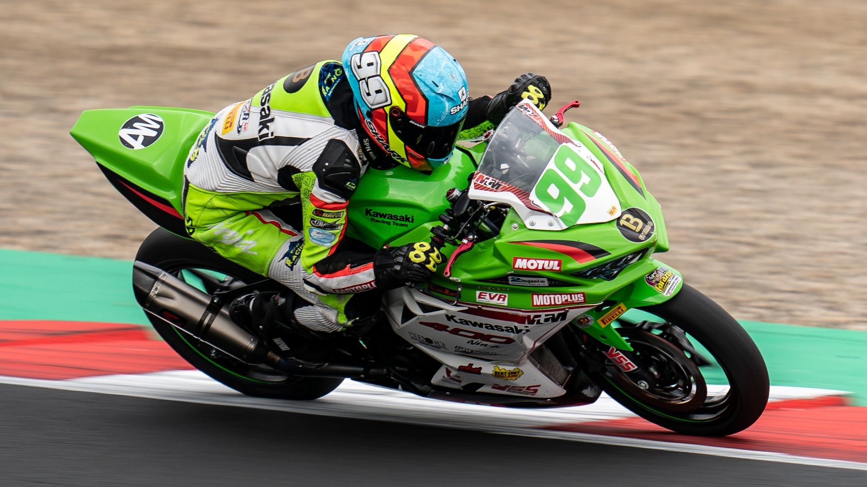Adrián Huertas es más líder de Supersport 300 tras ganar en Magny Cours