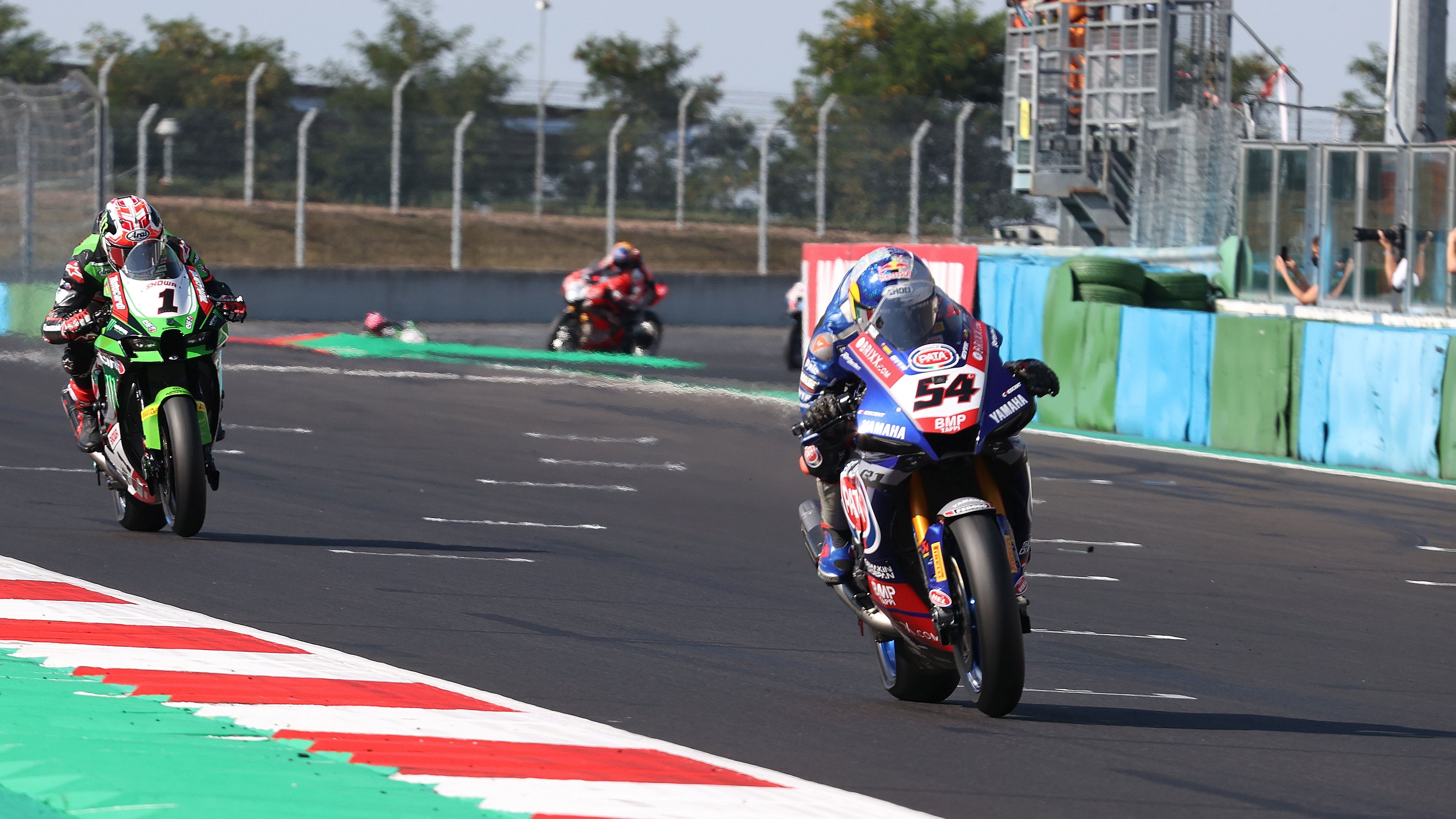 Toprak Razgatlioglu ha vuelto a batir a Jonathan Rea para salir con el pleno de Magny Cours
