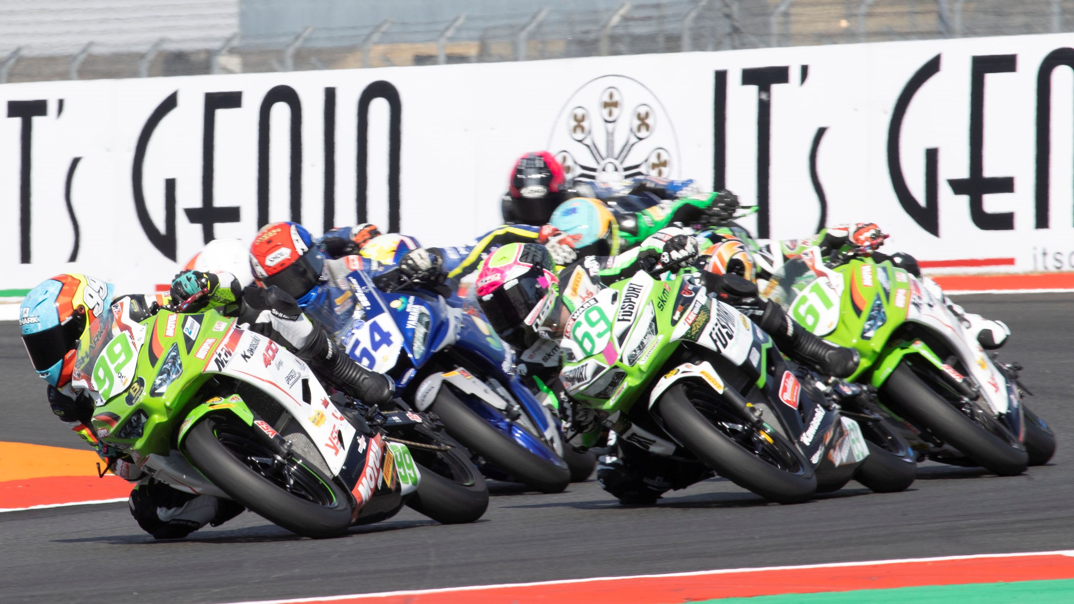 Adrián Huertas seguido por Tom Booth Amos, Bahattin Sofuoglu y Yuta Okaya